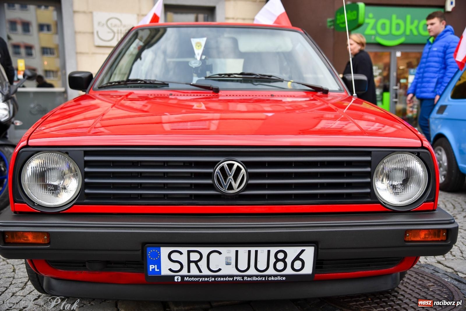 Zdjęcie w galerii na portalu naszraciborz.pl: Gwiazdy motoryzacji minionych dekad na raciborskim rynku [FOTO i WIDEO] wiadomości z regionu