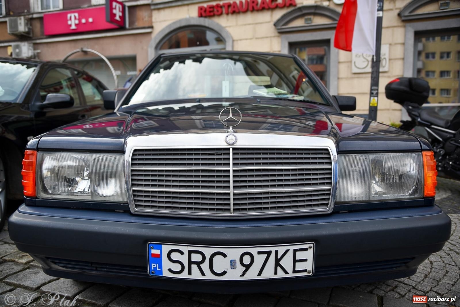 Zdjęcie w galerii na portalu naszraciborz.pl: Gwiazdy motoryzacji minionych dekad na raciborskim rynku [FOTO i WIDEO] wiadomości z regionu