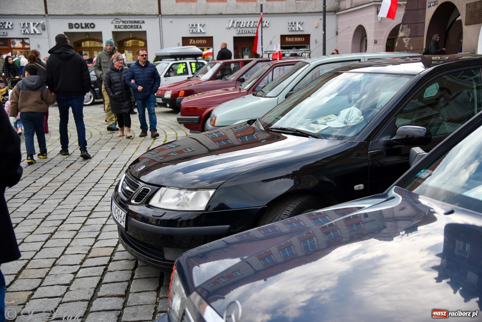 Zdjęcie w galerii na portalu naszraciborz.pl: Gwiazdy motoryzacji minionych dekad na raciborskim rynku [FOTO i WIDEO] wiadomości z regionu