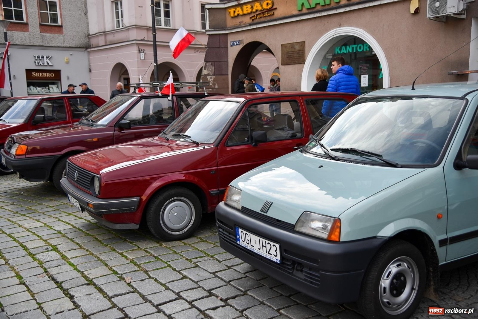 Zdjęcie w galerii na portalu naszraciborz.pl: Gwiazdy motoryzacji minionych dekad na raciborskim rynku [FOTO i WIDEO] wiadomości z regionu