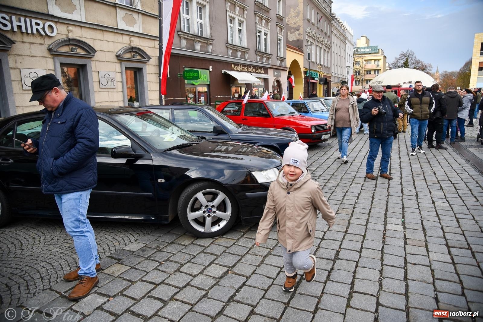Zdjęcie w galerii na portalu naszraciborz.pl: Gwiazdy motoryzacji minionych dekad na raciborskim rynku [FOTO i WIDEO] wiadomości z regionu