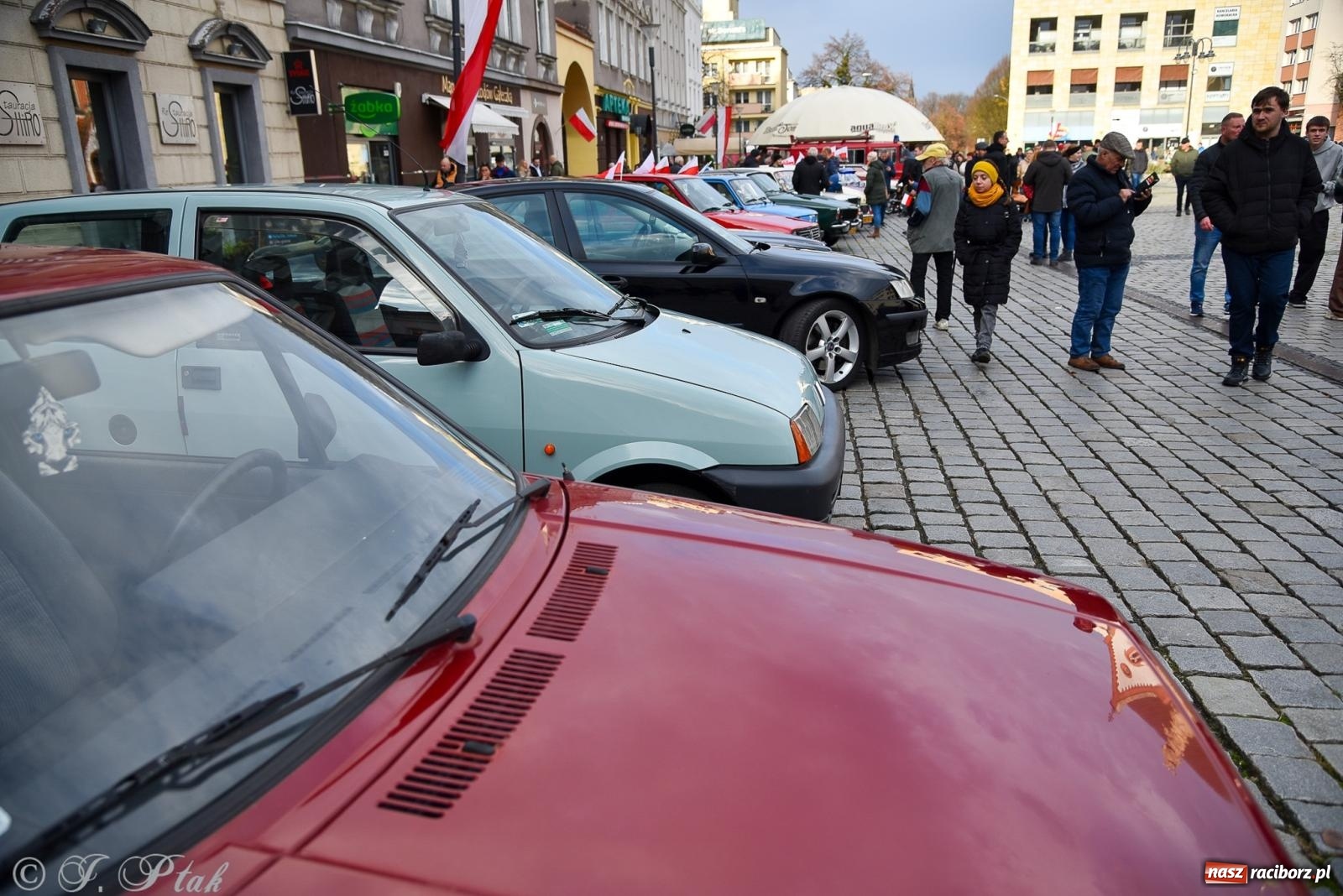 Zdjęcie w galerii na portalu naszraciborz.pl: Gwiazdy motoryzacji minionych dekad na raciborskim rynku [FOTO i WIDEO] wiadomości z regionu