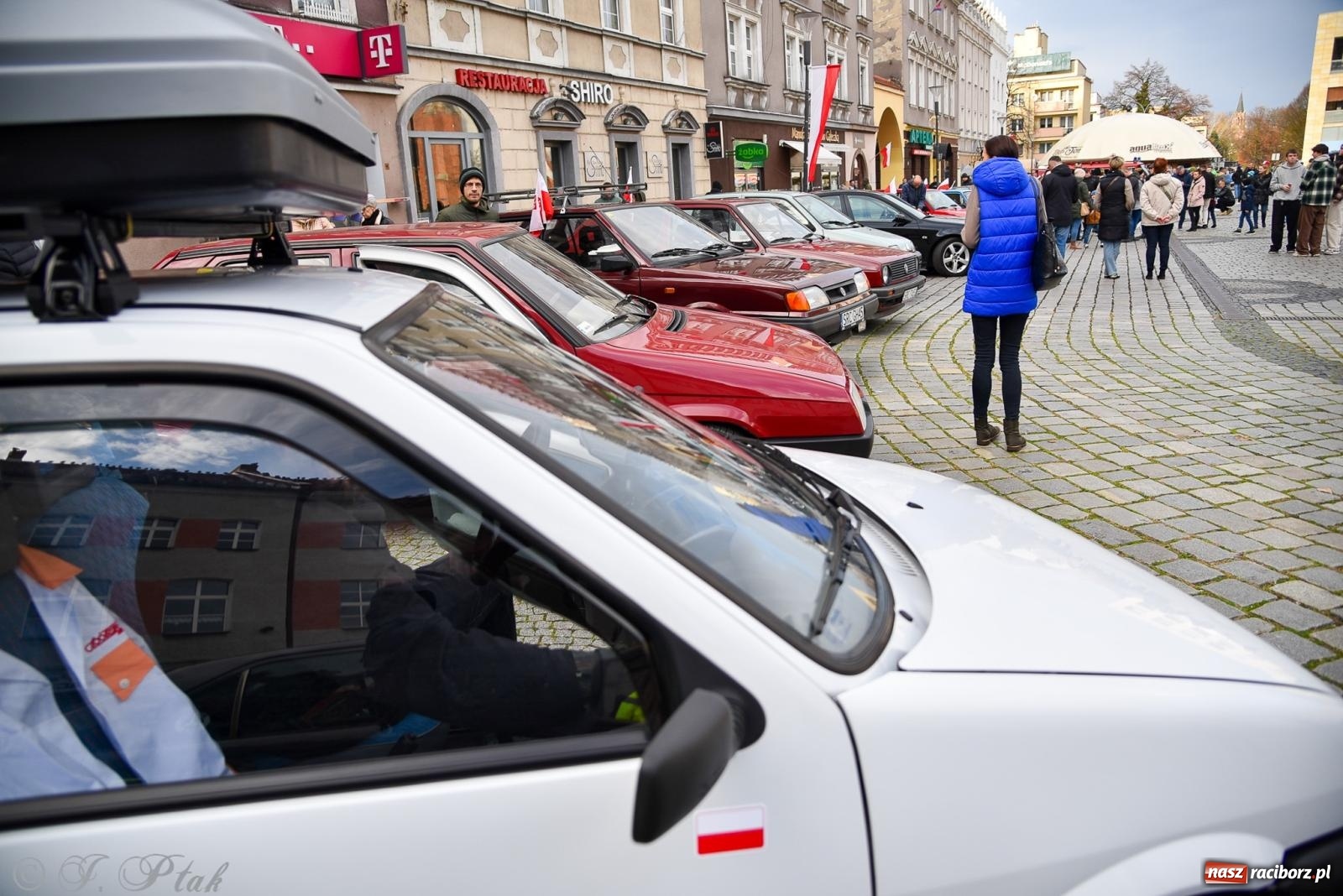 Zdjęcie w galerii na portalu naszraciborz.pl: Gwiazdy motoryzacji minionych dekad na raciborskim rynku [FOTO i WIDEO] wiadomości z regionu