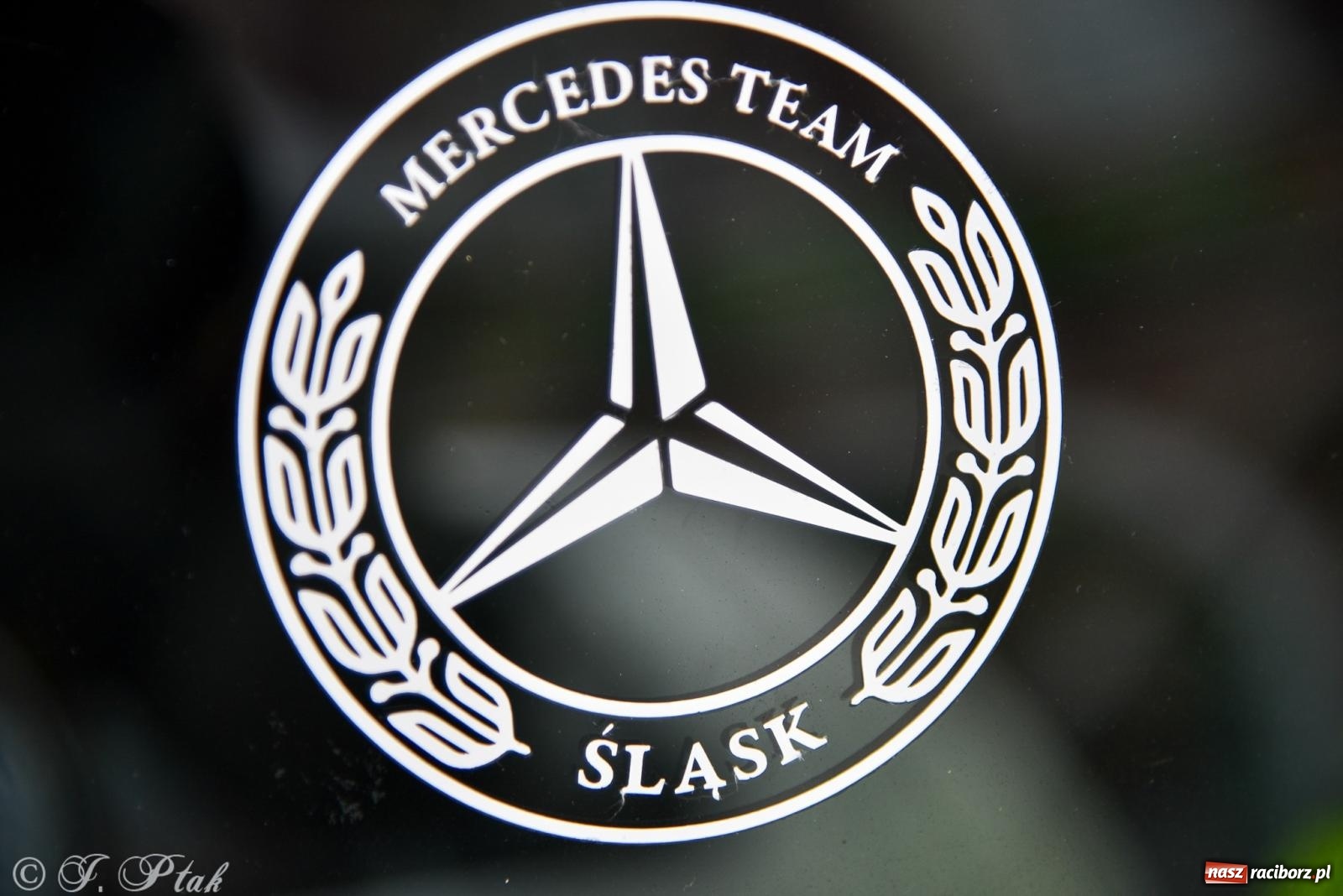 Zdjęcie w galerii na portalu naszraciborz.pl: Gwiazdy motoryzacji minionych dekad na raciborskim rynku [FOTO i WIDEO] wiadomości z regionu