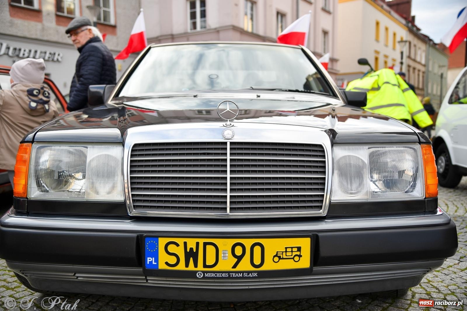 Zdjęcie w galerii na portalu naszraciborz.pl: Gwiazdy motoryzacji minionych dekad na raciborskim rynku [FOTO i WIDEO] wiadomości z regionu