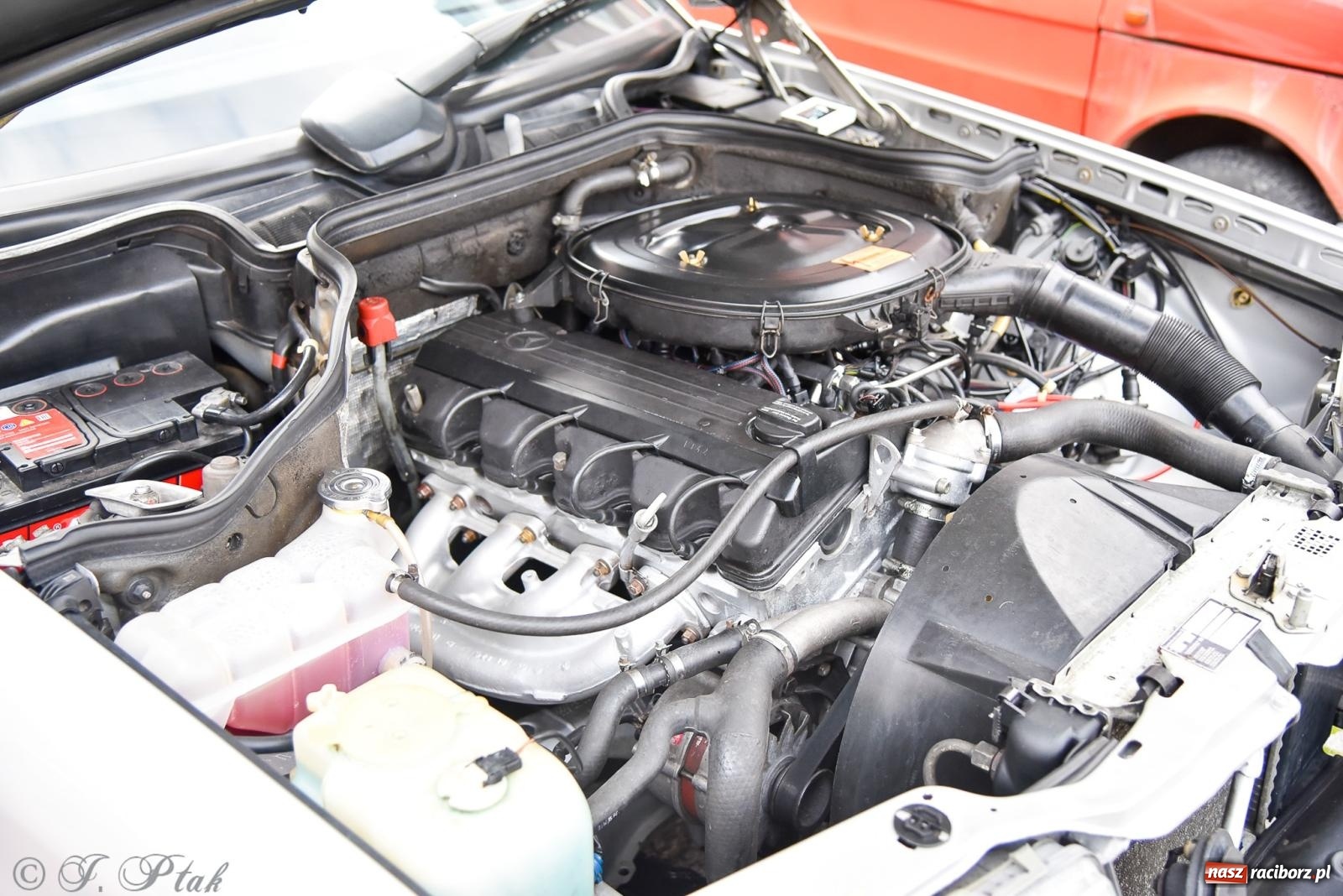 Zdjęcie w galerii na portalu naszraciborz.pl: Gwiazdy motoryzacji minionych dekad na raciborskim rynku [FOTO i WIDEO] wiadomości z regionu