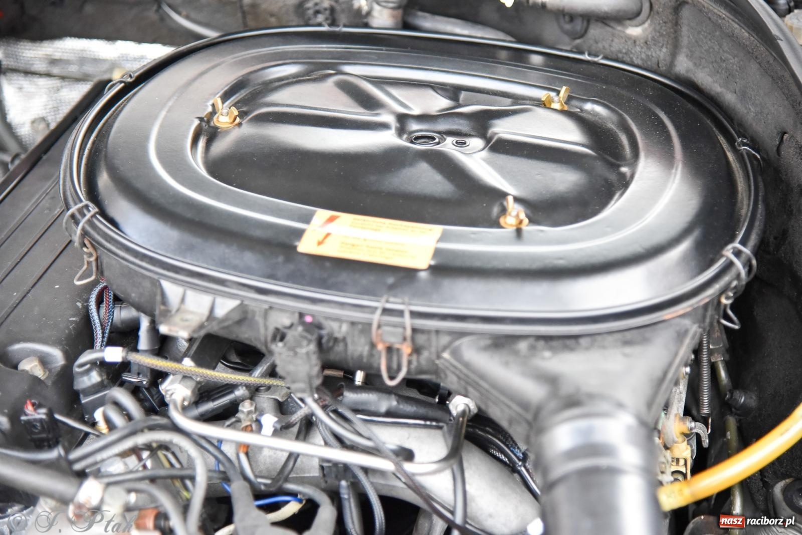 Zdjęcie w galerii na portalu naszraciborz.pl: Gwiazdy motoryzacji minionych dekad na raciborskim rynku [FOTO i WIDEO] wiadomości z regionu