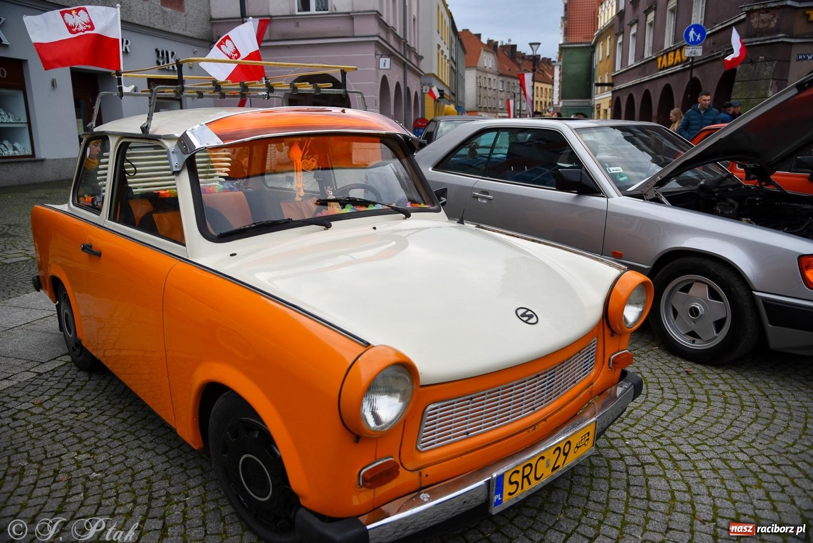 Zdjęcie w galerii na portalu naszraciborz.pl: Gwiazdy motoryzacji minionych dekad na raciborskim rynku [FOTO i WIDEO] wiadomości z regionu