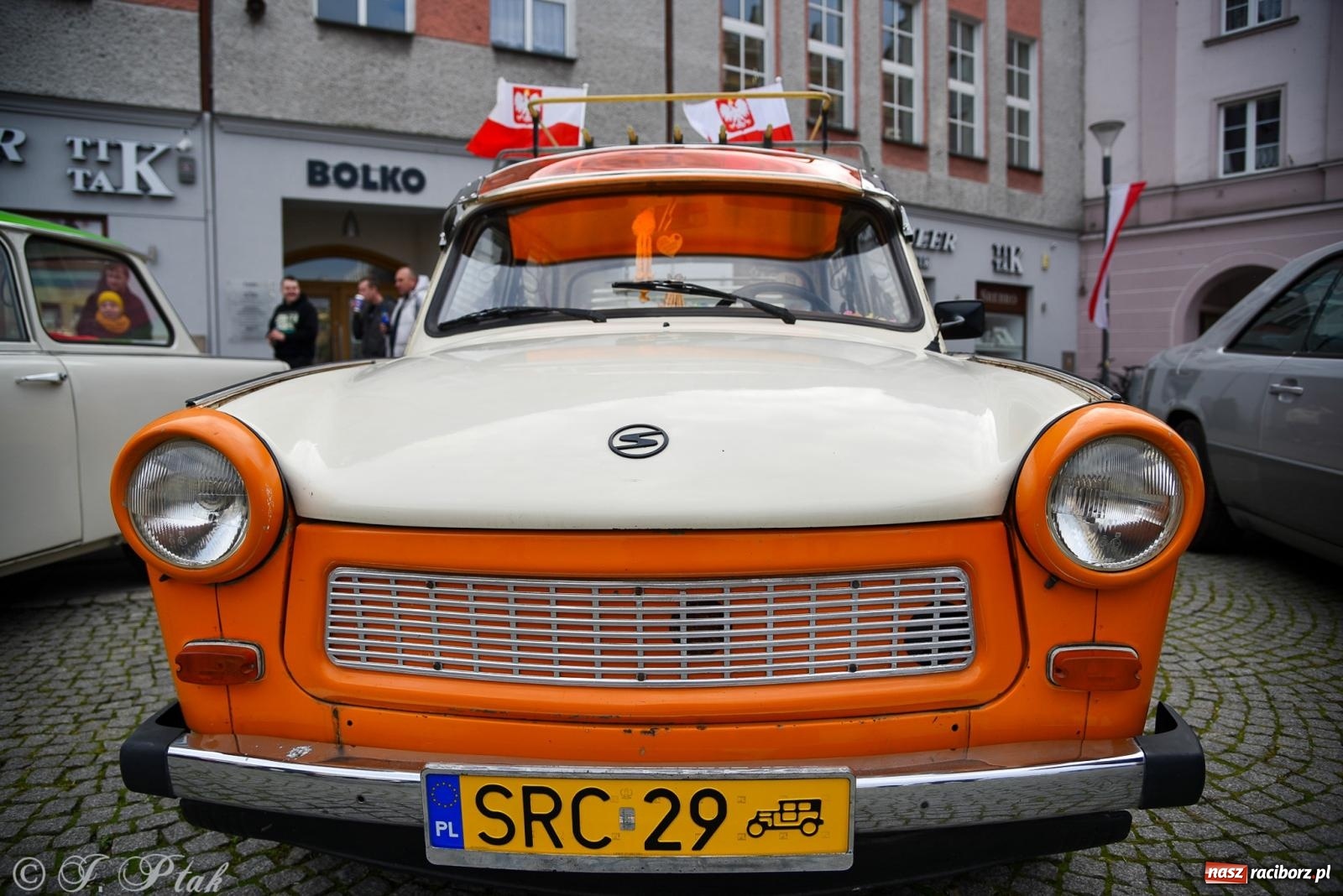 Zdjęcie w galerii na portalu naszraciborz.pl: Gwiazdy motoryzacji minionych dekad na raciborskim rynku [FOTO i WIDEO] wiadomości z regionu