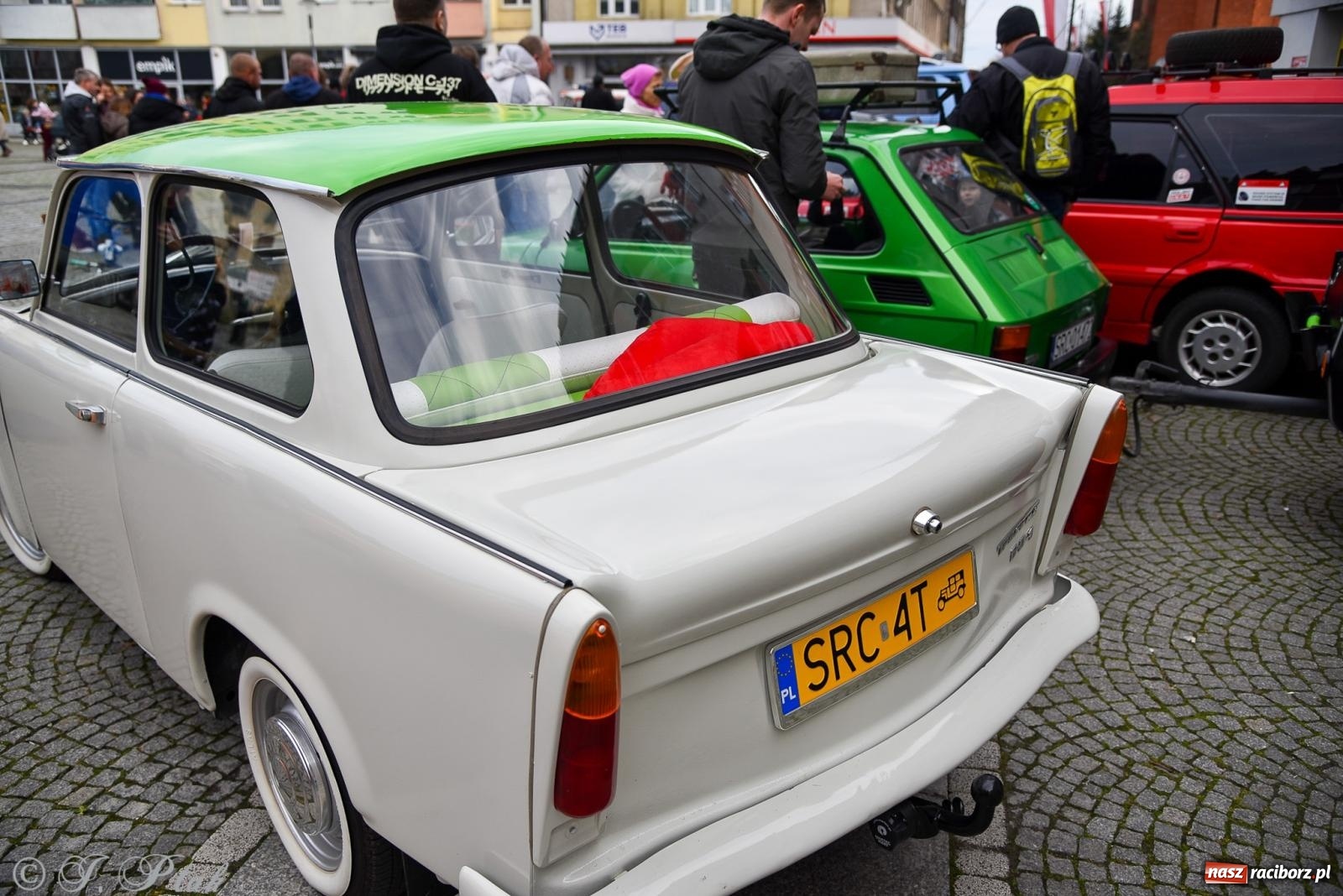 Zdjęcie w galerii na portalu naszraciborz.pl: Gwiazdy motoryzacji minionych dekad na raciborskim rynku [FOTO i WIDEO] wiadomości z regionu