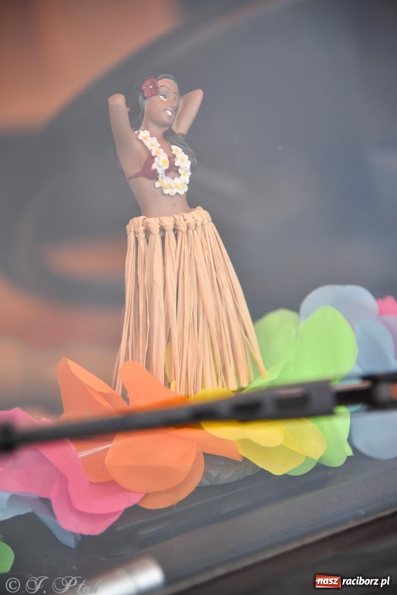 Zdjęcie w galerii na portalu naszraciborz.pl: Gwiazdy motoryzacji minionych dekad na raciborskim rynku [FOTO i WIDEO] wiadomości z regionu