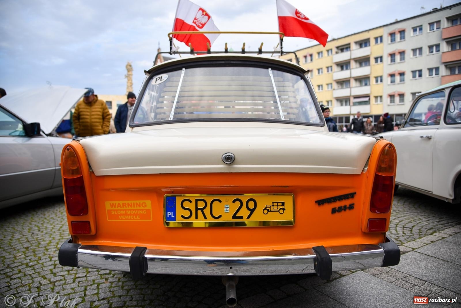 Zdjęcie w galerii na portalu naszraciborz.pl: Gwiazdy motoryzacji minionych dekad na raciborskim rynku [FOTO i WIDEO] wiadomości z regionu