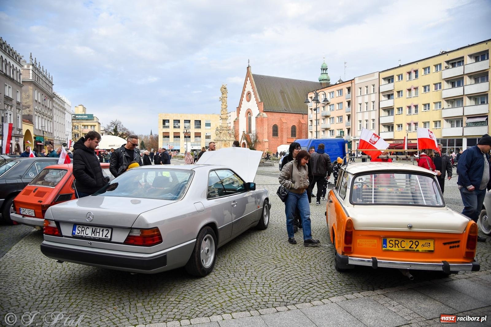 Zdjęcie w galerii na portalu naszraciborz.pl: Gwiazdy motoryzacji minionych dekad na raciborskim rynku [FOTO i WIDEO] wiadomości z regionu