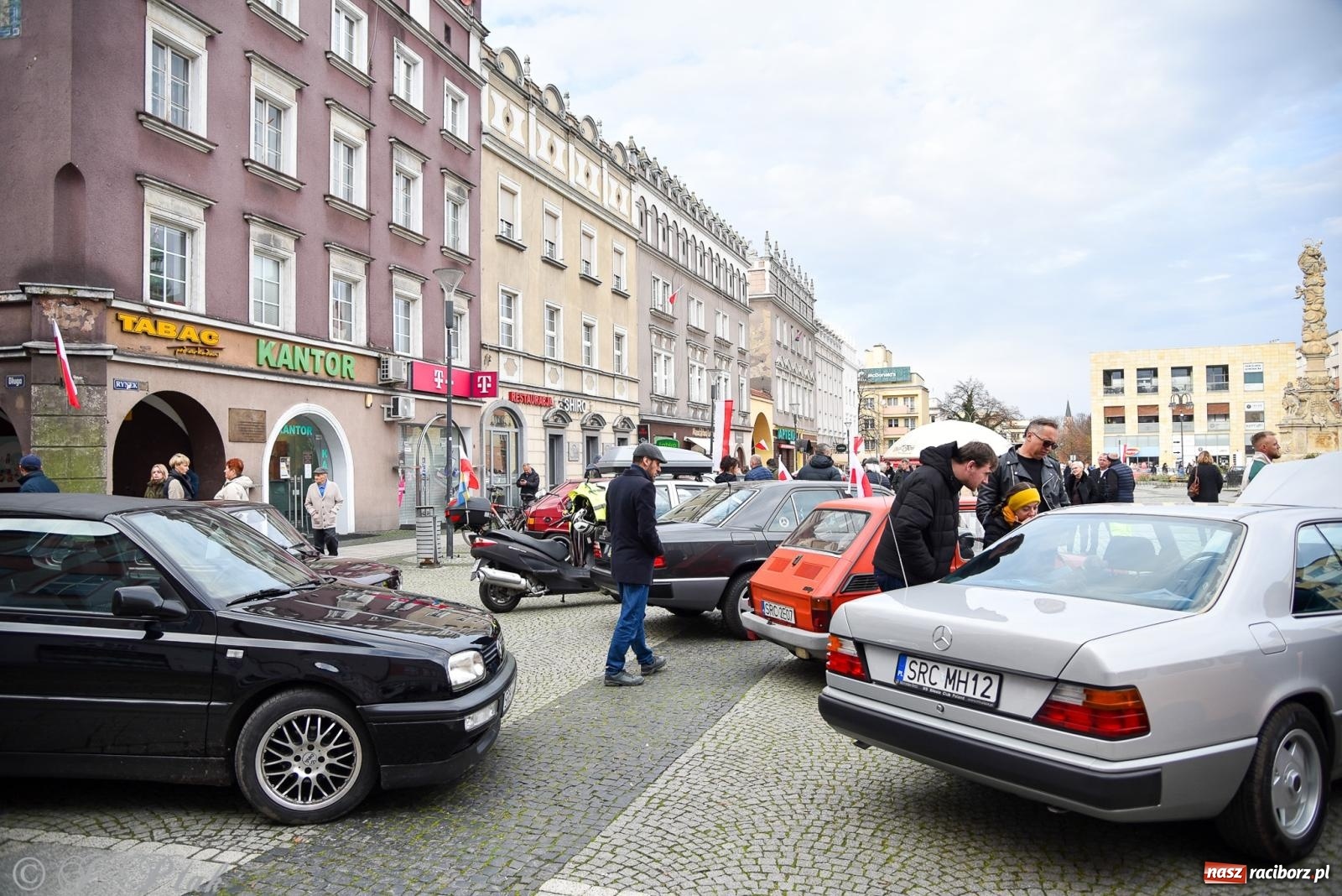 Zdjęcie w galerii na portalu naszraciborz.pl: Gwiazdy motoryzacji minionych dekad na raciborskim rynku [FOTO i WIDEO] wiadomości z regionu