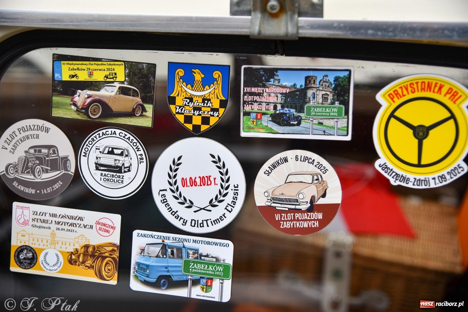 Zdjęcie w galerii na portalu naszraciborz.pl: Gwiazdy motoryzacji minionych dekad na raciborskim rynku [FOTO i WIDEO] wiadomości z regionu