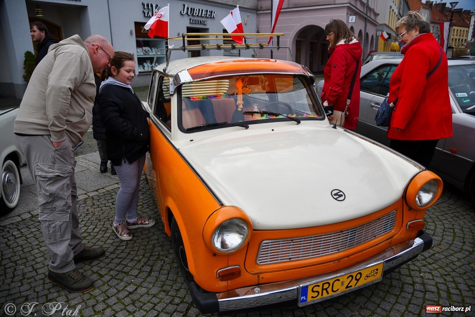 Zdjęcie w galerii na portalu naszraciborz.pl: Gwiazdy motoryzacji minionych dekad na raciborskim rynku [FOTO i WIDEO] wiadomości z regionu