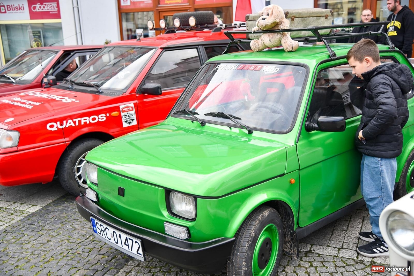 Zdjęcie w galerii na portalu naszraciborz.pl: Gwiazdy motoryzacji minionych dekad na raciborskim rynku [FOTO i WIDEO] wiadomości z regionu