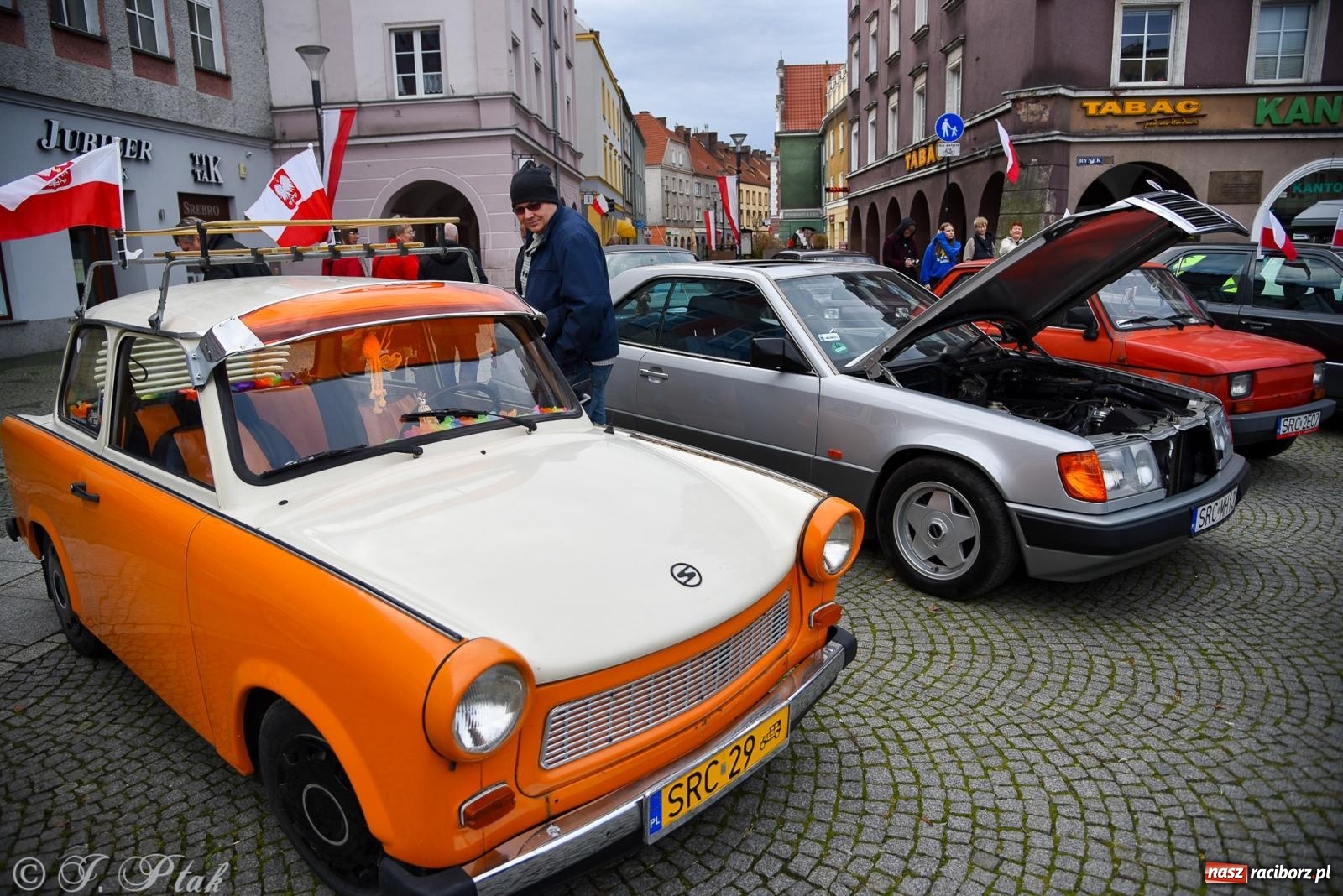 Zdjęcie w galerii na portalu naszraciborz.pl: Gwiazdy motoryzacji minionych dekad na raciborskim rynku [FOTO i WIDEO] wiadomości z regionu