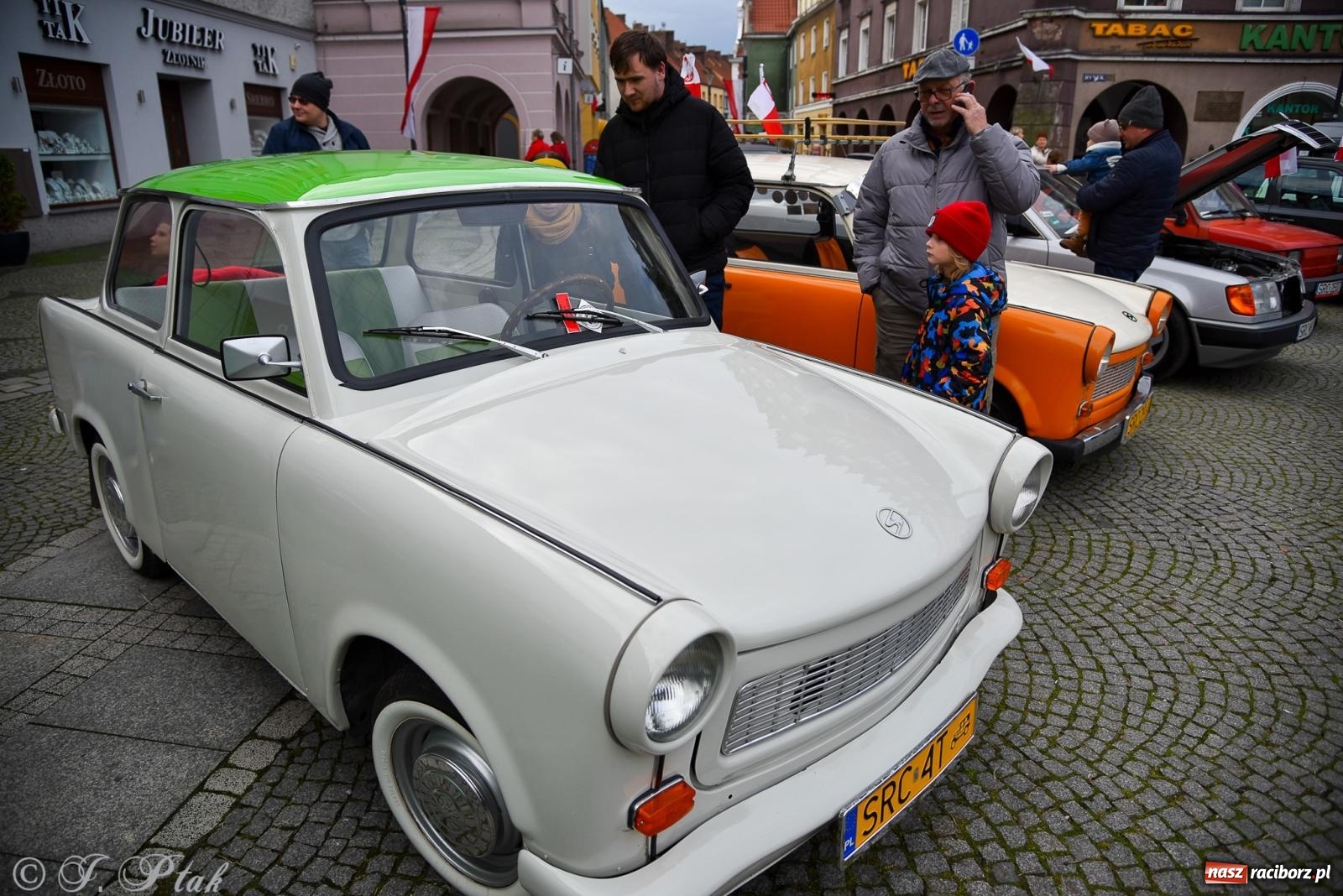 Zdjęcie w galerii na portalu naszraciborz.pl: Gwiazdy motoryzacji minionych dekad na raciborskim rynku [FOTO i WIDEO] wiadomości z regionu