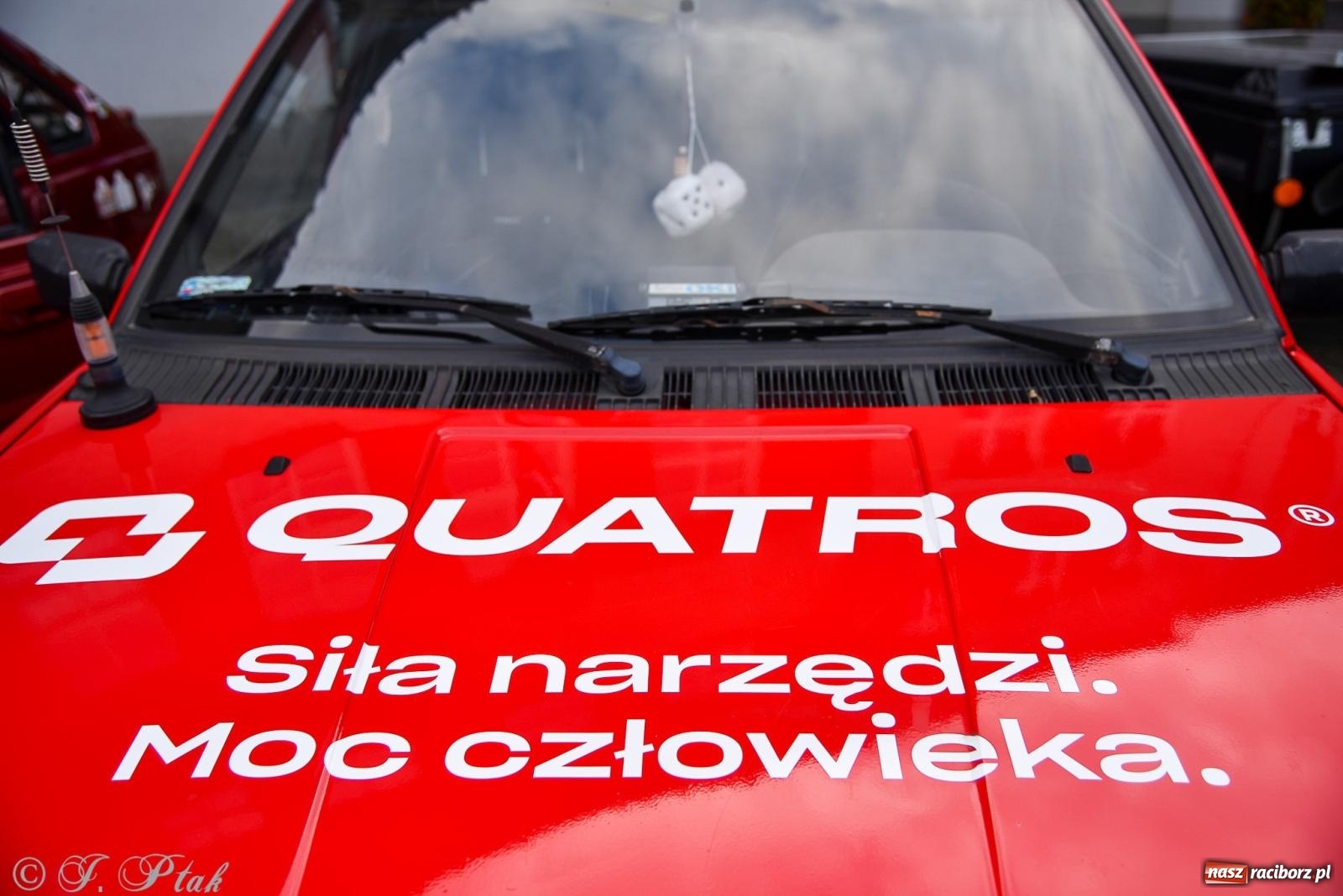 Zdjęcie w galerii na portalu naszraciborz.pl: Gwiazdy motoryzacji minionych dekad na raciborskim rynku [FOTO i WIDEO] wiadomości z regionu