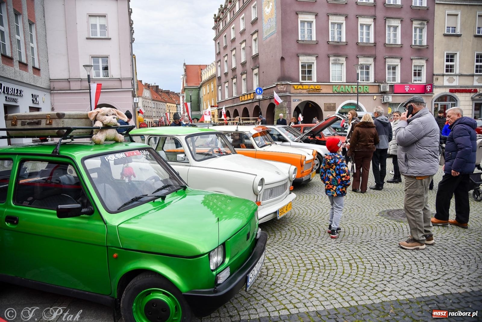 Zdjęcie w galerii na portalu naszraciborz.pl: Gwiazdy motoryzacji minionych dekad na raciborskim rynku [FOTO i WIDEO] wiadomości z regionu