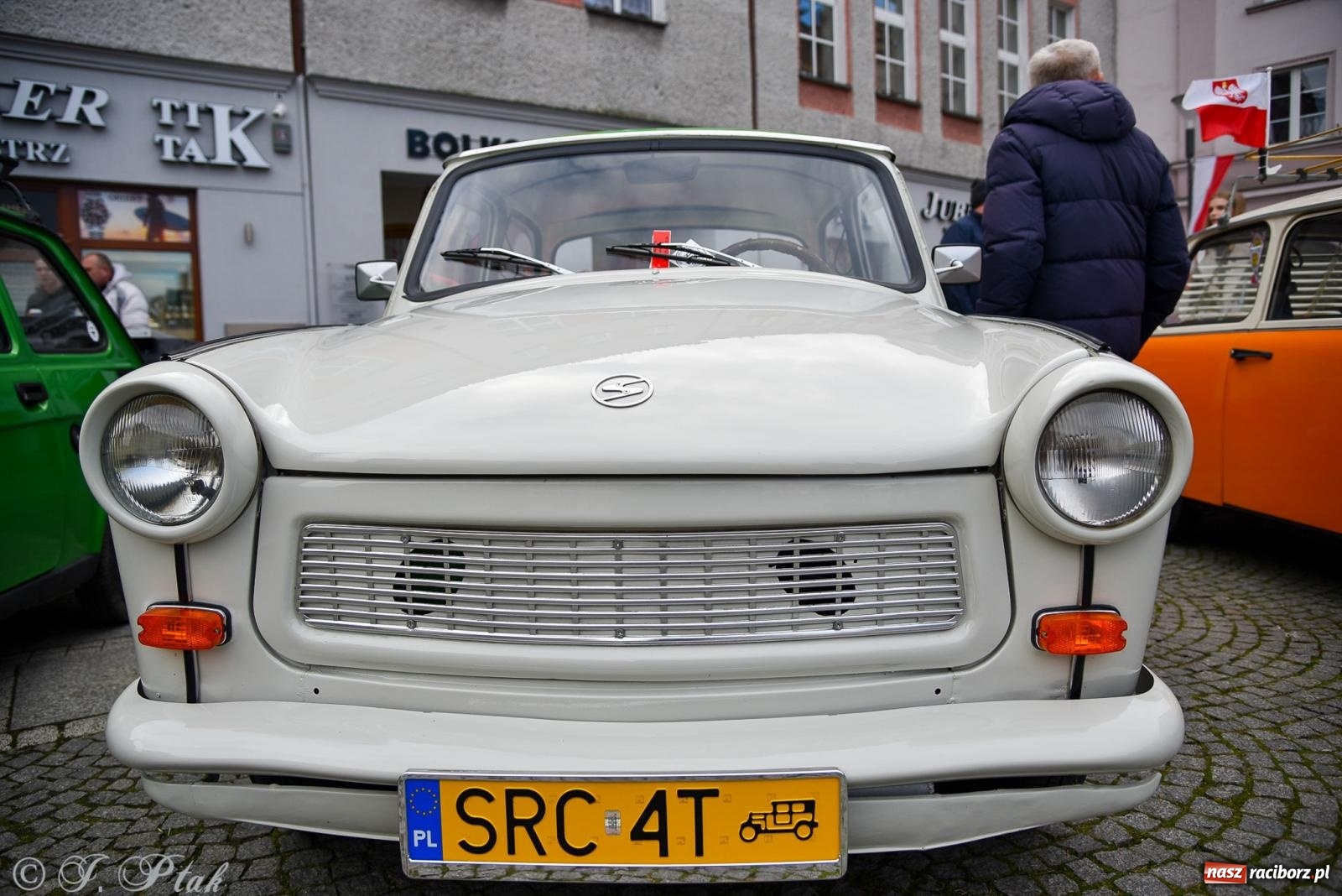 Zdjęcie w galerii na portalu naszraciborz.pl: Gwiazdy motoryzacji minionych dekad na raciborskim rynku [FOTO i WIDEO] wiadomości z regionu