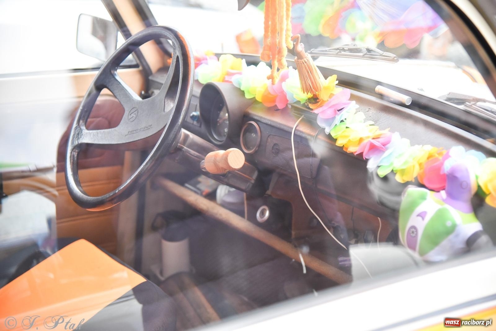 Zdjęcie w galerii na portalu naszraciborz.pl: Gwiazdy motoryzacji minionych dekad na raciborskim rynku [FOTO i WIDEO] wiadomości z regionu