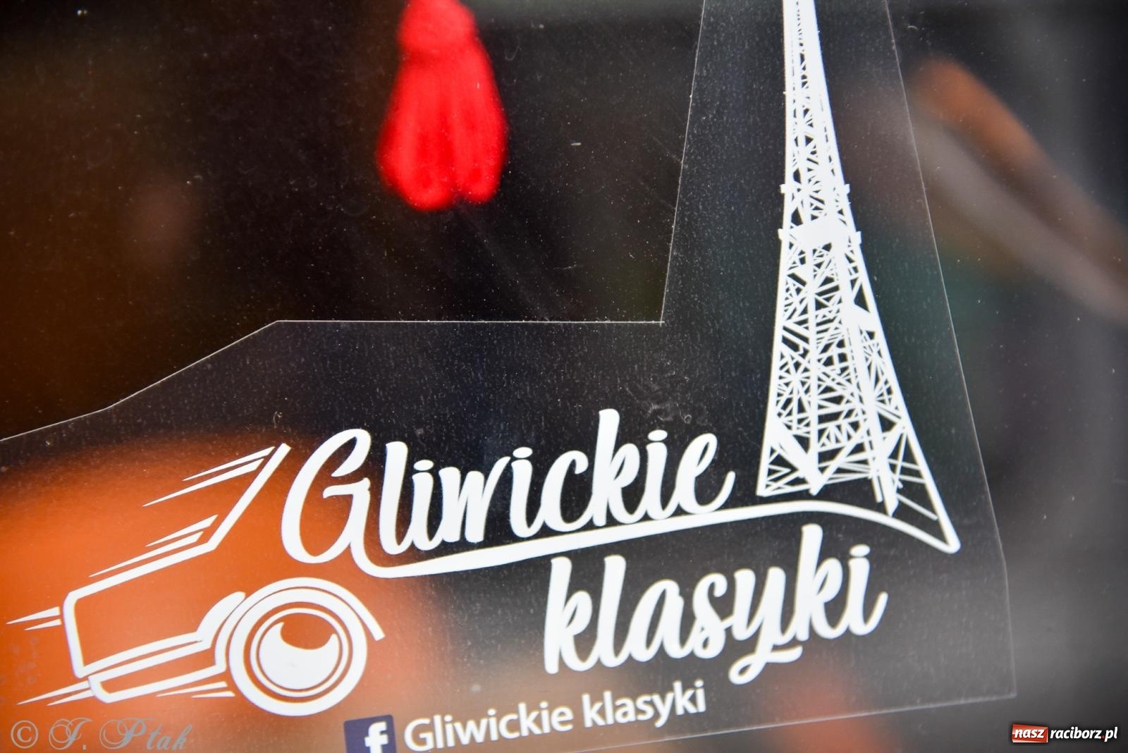 Zdjęcie w galerii na portalu naszraciborz.pl: Gwiazdy motoryzacji minionych dekad na raciborskim rynku [FOTO i WIDEO] wiadomości z regionu