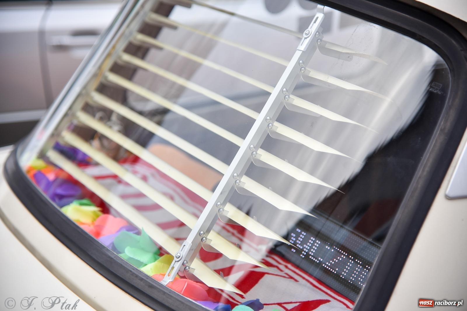 Zdjęcie w galerii na portalu naszraciborz.pl: Gwiazdy motoryzacji minionych dekad na raciborskim rynku [FOTO i WIDEO] wiadomości z regionu