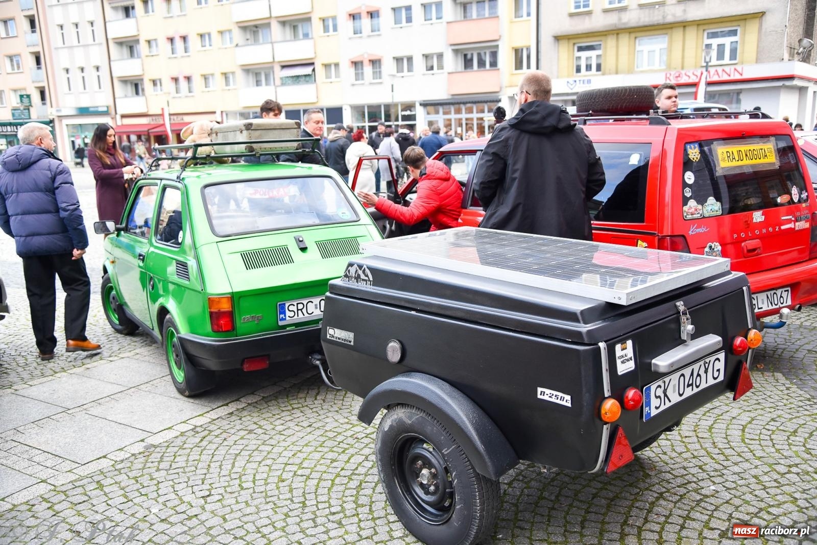 Zdjęcie w galerii na portalu naszraciborz.pl: Gwiazdy motoryzacji minionych dekad na raciborskim rynku [FOTO i WIDEO] wiadomości z regionu