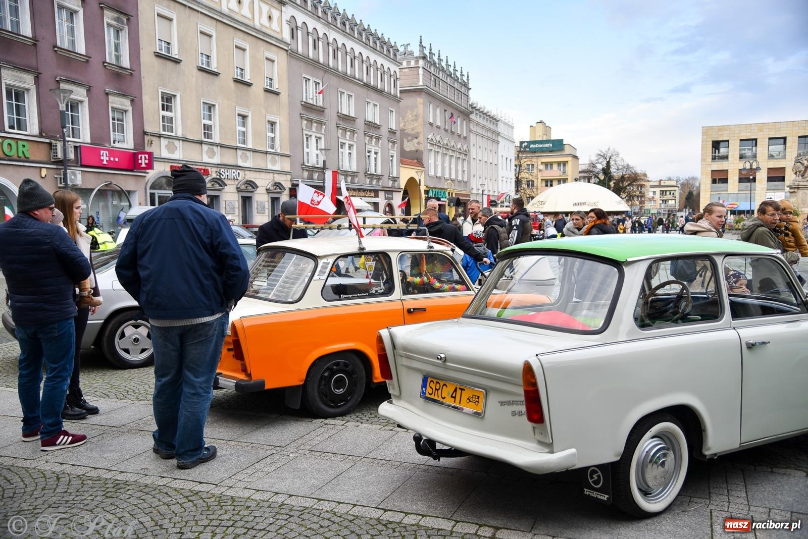 Zdjęcie w galerii na portalu naszraciborz.pl: Gwiazdy motoryzacji minionych dekad na raciborskim rynku [FOTO i WIDEO] wiadomości z regionu