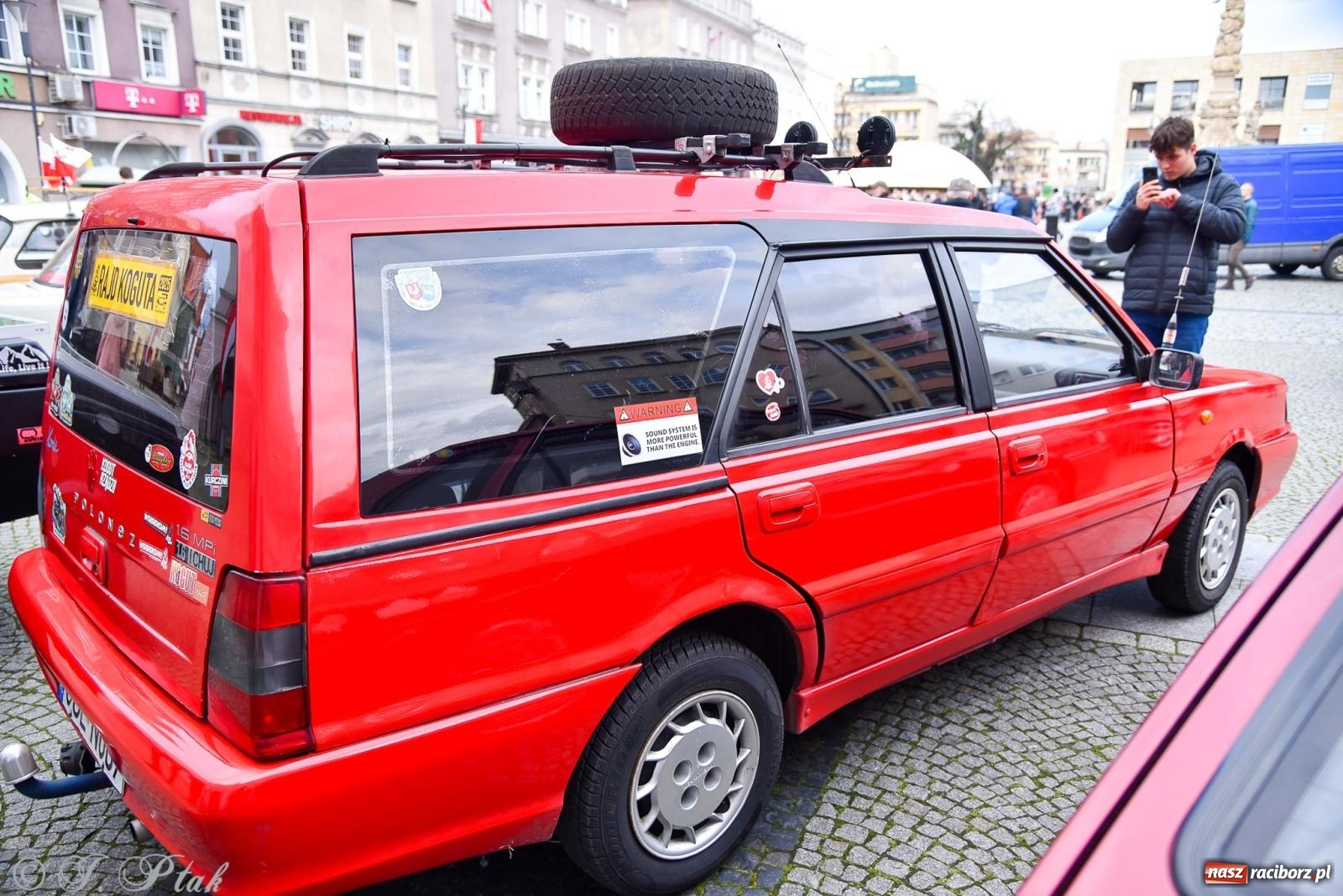 Zdjęcie w galerii na portalu naszraciborz.pl: Gwiazdy motoryzacji minionych dekad na raciborskim rynku [FOTO i WIDEO] wiadomości z regionu