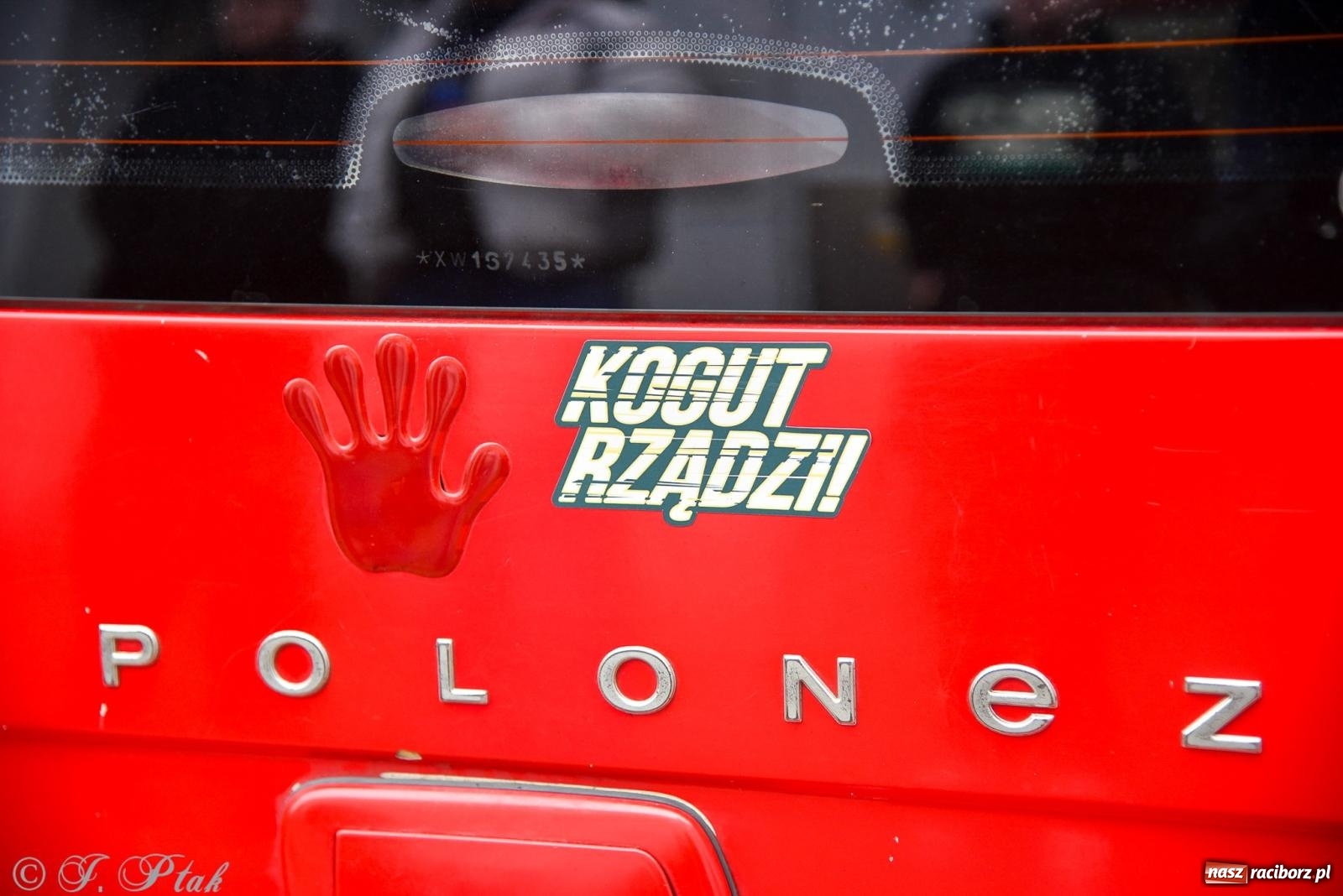 Zdjęcie w galerii na portalu naszraciborz.pl: Gwiazdy motoryzacji minionych dekad na raciborskim rynku [FOTO i WIDEO] wiadomości z regionu