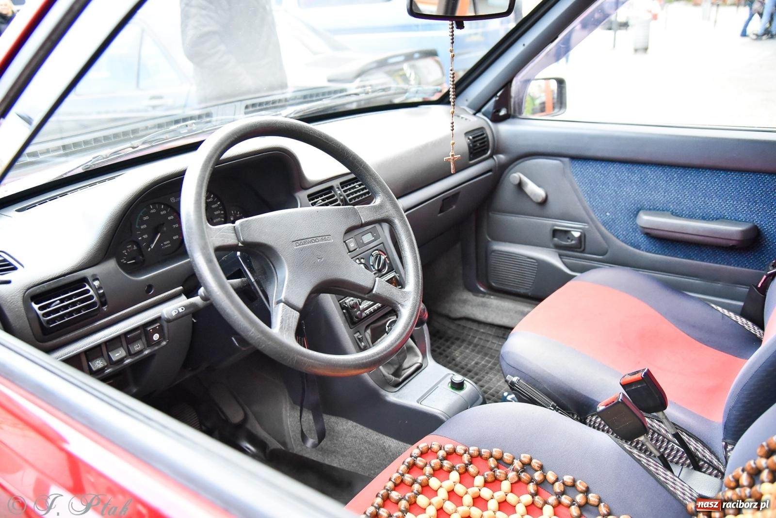 Zdjęcie w galerii na portalu naszraciborz.pl: Gwiazdy motoryzacji minionych dekad na raciborskim rynku [FOTO i WIDEO] wiadomości z regionu