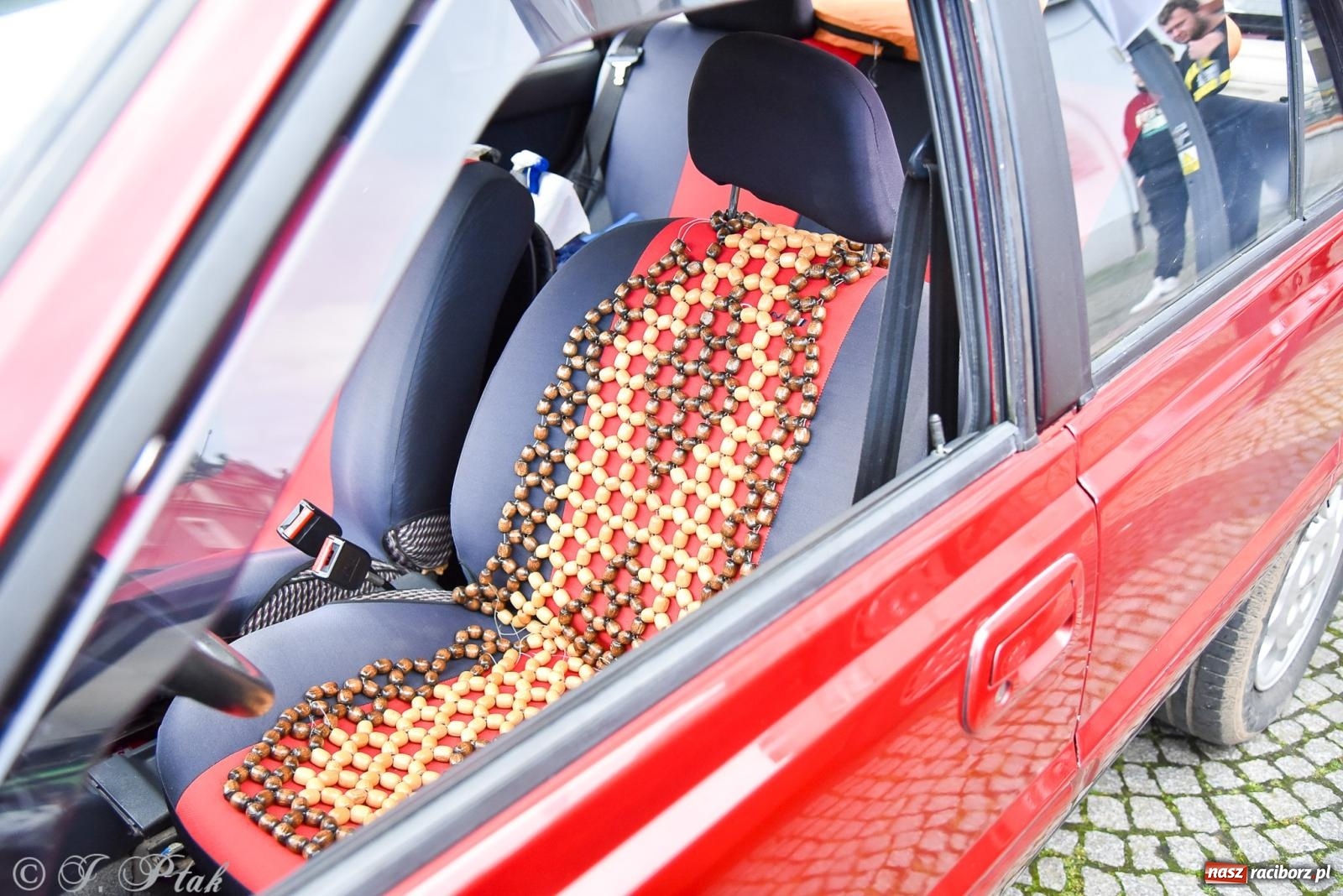 Zdjęcie w galerii na portalu naszraciborz.pl: Gwiazdy motoryzacji minionych dekad na raciborskim rynku [FOTO i WIDEO] wiadomości z regionu