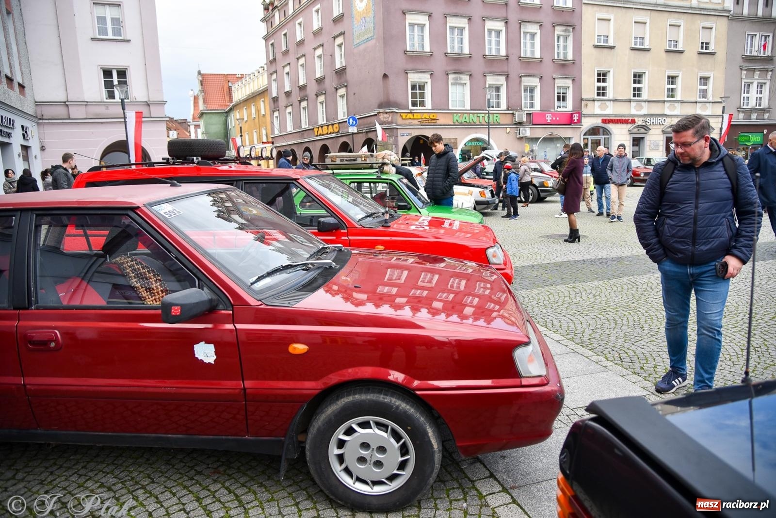 Zdjęcie w galerii na portalu naszraciborz.pl: Gwiazdy motoryzacji minionych dekad na raciborskim rynku [FOTO i WIDEO] wiadomości z regionu