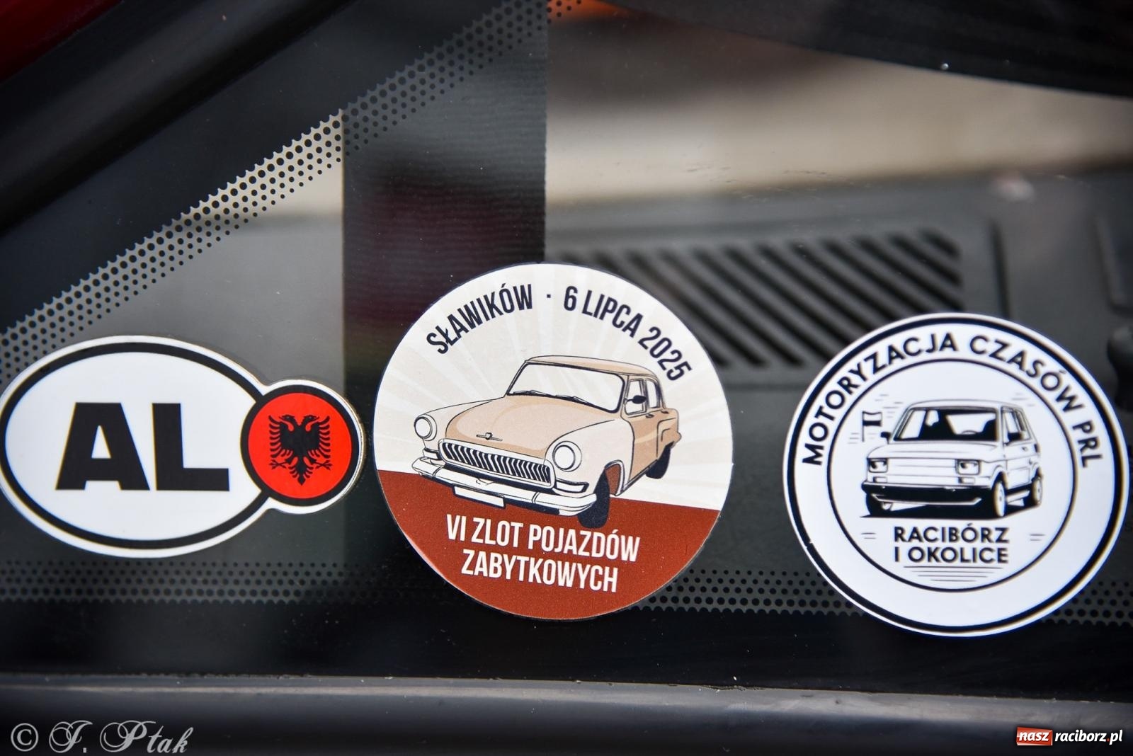 Zdjęcie w galerii na portalu naszraciborz.pl: Gwiazdy motoryzacji minionych dekad na raciborskim rynku [FOTO i WIDEO] wiadomości z regionu