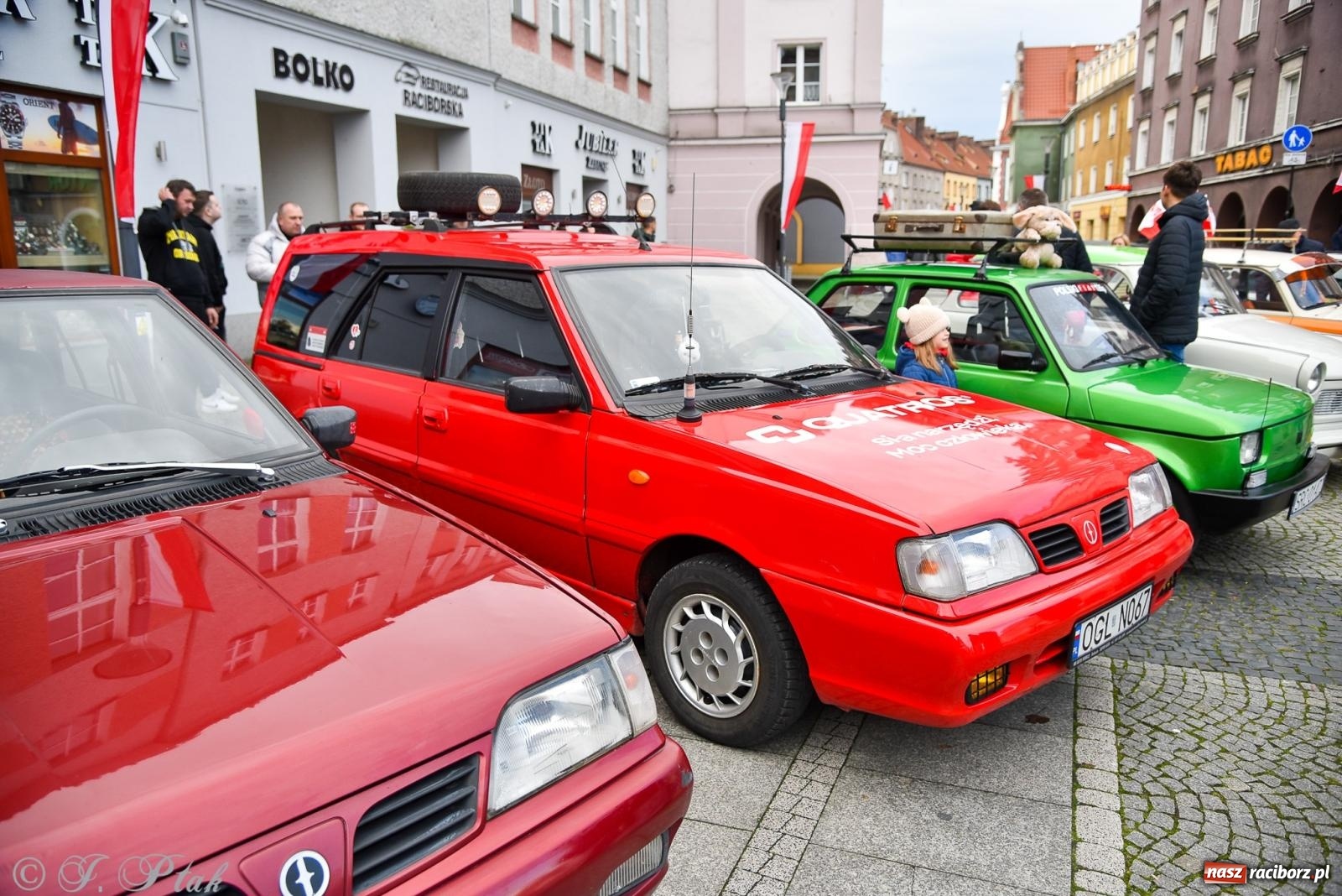 Zdjęcie w galerii na portalu naszraciborz.pl: Gwiazdy motoryzacji minionych dekad na raciborskim rynku [FOTO i WIDEO] wiadomości z regionu