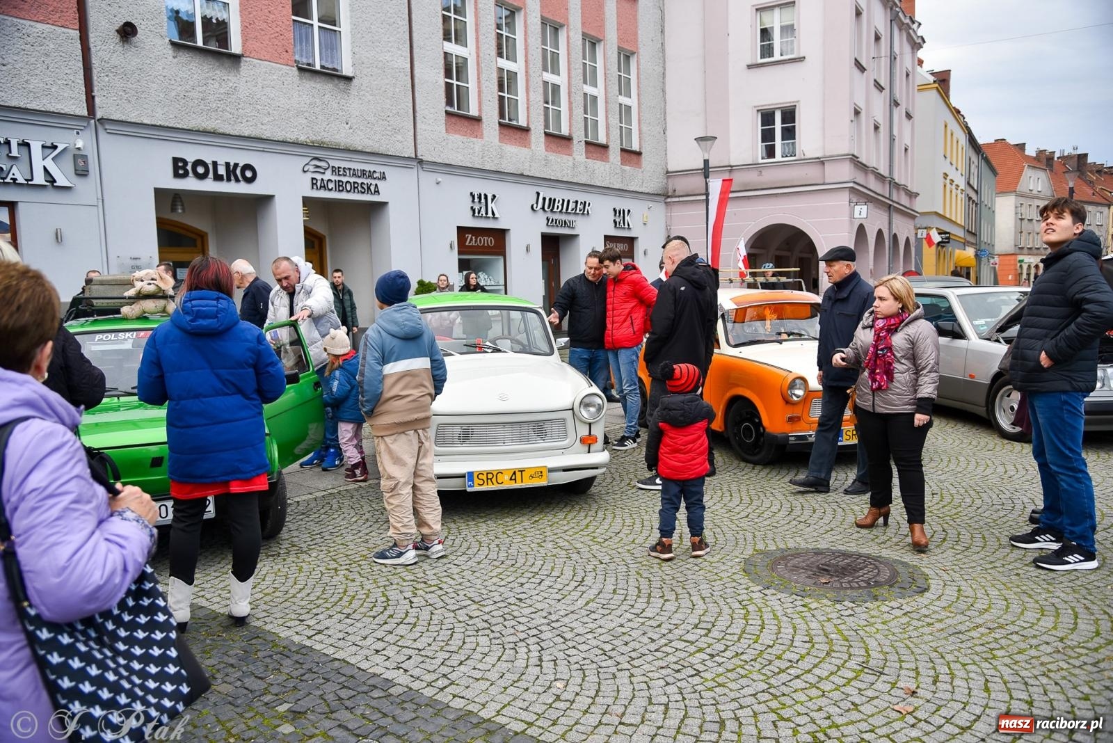 Zdjęcie w galerii na portalu naszraciborz.pl: Gwiazdy motoryzacji minionych dekad na raciborskim rynku [FOTO i WIDEO] wiadomości z regionu