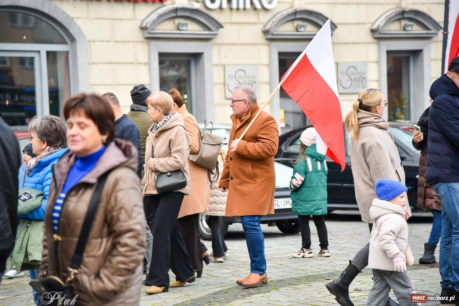 Zdjęcie w galerii na portalu naszraciborz.pl: Gwiazdy motoryzacji minionych dekad na raciborskim rynku [FOTO i WIDEO] wiadomości z regionu