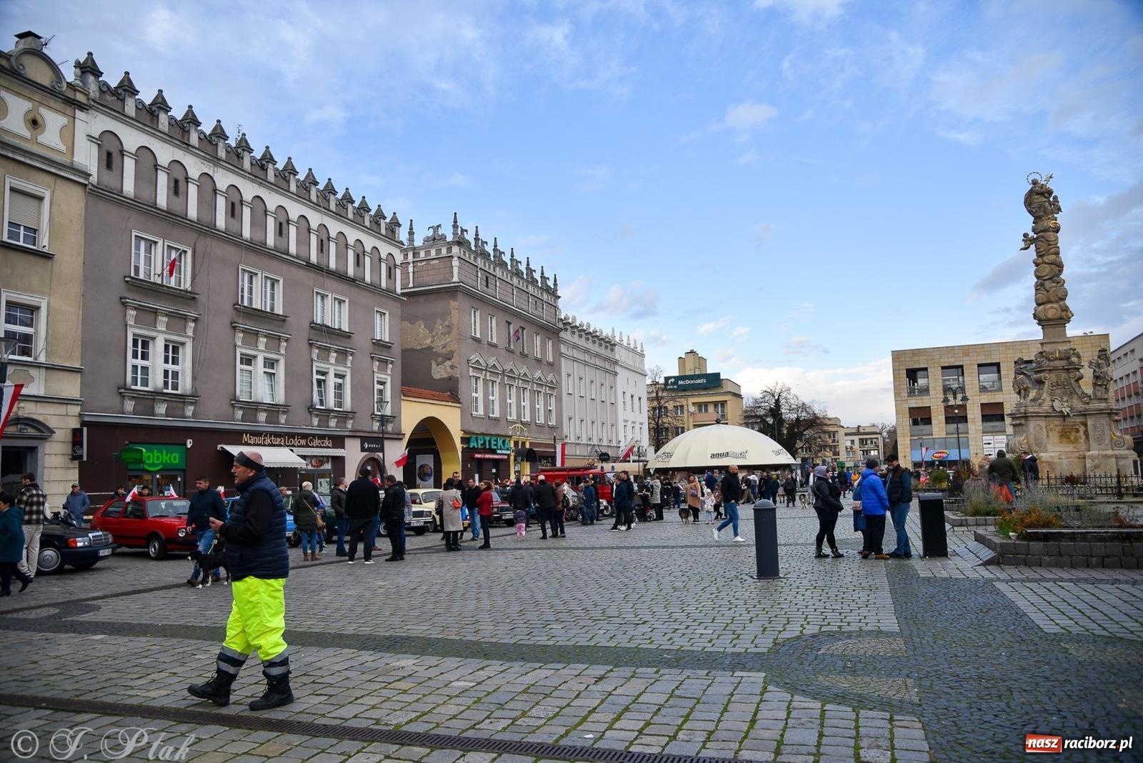 Zdjęcie w galerii na portalu naszraciborz.pl: Gwiazdy motoryzacji minionych dekad na raciborskim rynku [FOTO i WIDEO] wiadomości z regionu