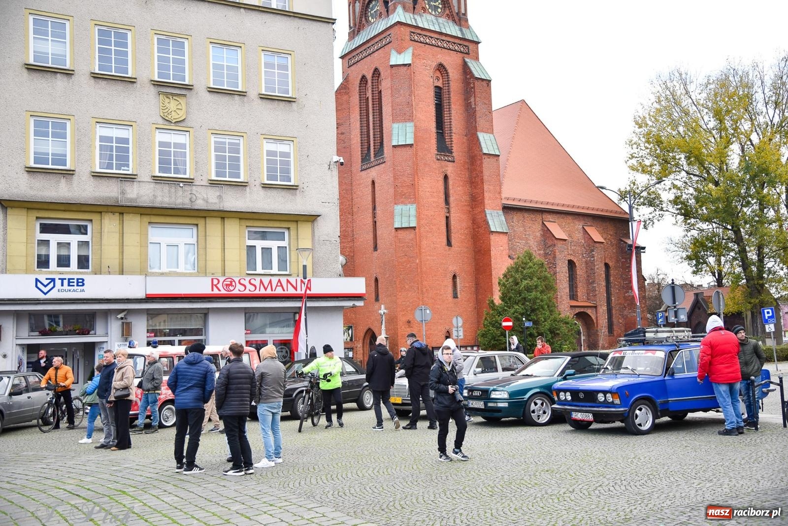 Zdjęcie w galerii na portalu naszraciborz.pl: Gwiazdy motoryzacji minionych dekad na raciborskim rynku [FOTO i WIDEO] wiadomości z regionu