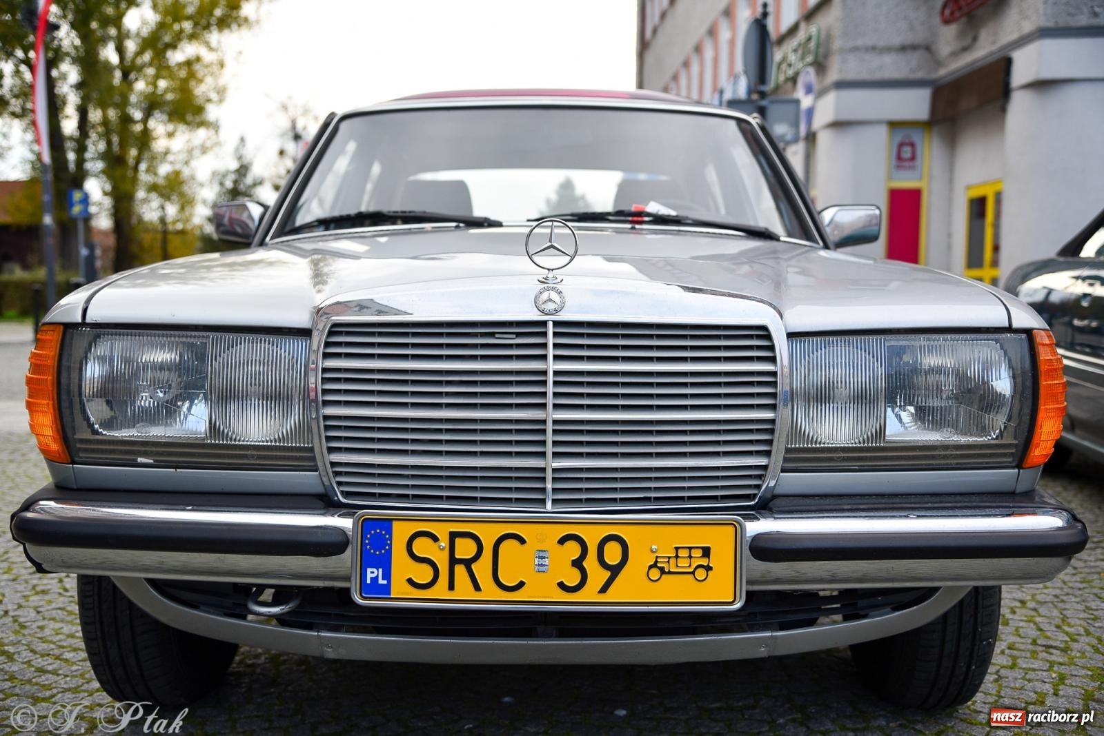 Zdjęcie w galerii na portalu naszraciborz.pl: Gwiazdy motoryzacji minionych dekad na raciborskim rynku [FOTO i WIDEO] wiadomości z regionu