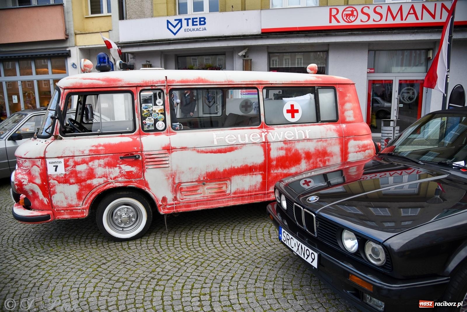 Zdjęcie w galerii na portalu naszraciborz.pl: Gwiazdy motoryzacji minionych dekad na raciborskim rynku [FOTO i WIDEO] wiadomości z regionu