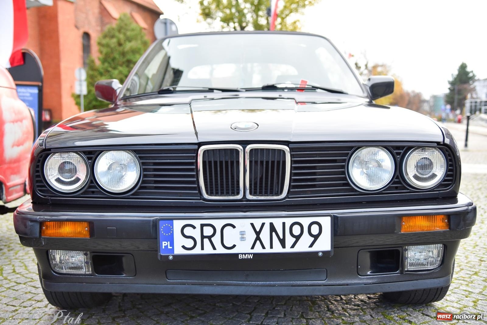 Zdjęcie w galerii na portalu naszraciborz.pl: Gwiazdy motoryzacji minionych dekad na raciborskim rynku [FOTO i WIDEO] wiadomości z regionu