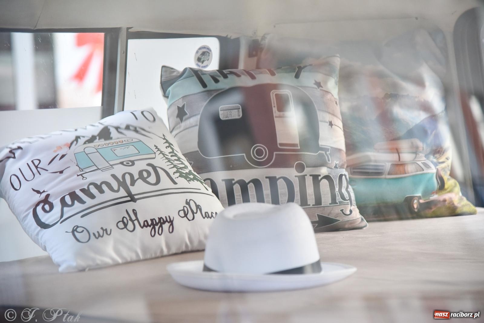 Zdjęcie w galerii na portalu naszraciborz.pl: Gwiazdy motoryzacji minionych dekad na raciborskim rynku [FOTO i WIDEO] wiadomości z regionu