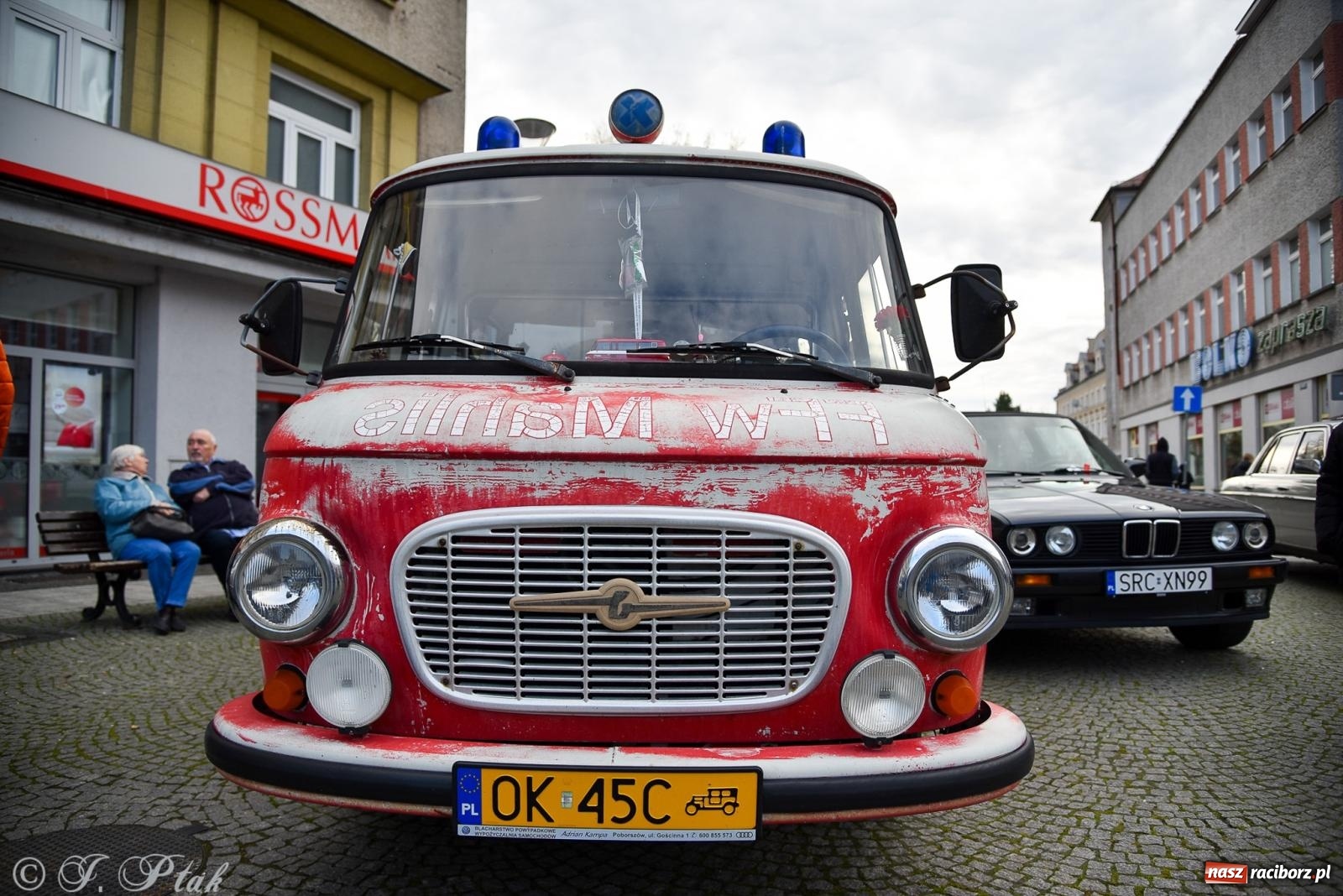 Zdjęcie w galerii na portalu naszraciborz.pl: Gwiazdy motoryzacji minionych dekad na raciborskim rynku [FOTO i WIDEO] wiadomości z regionu