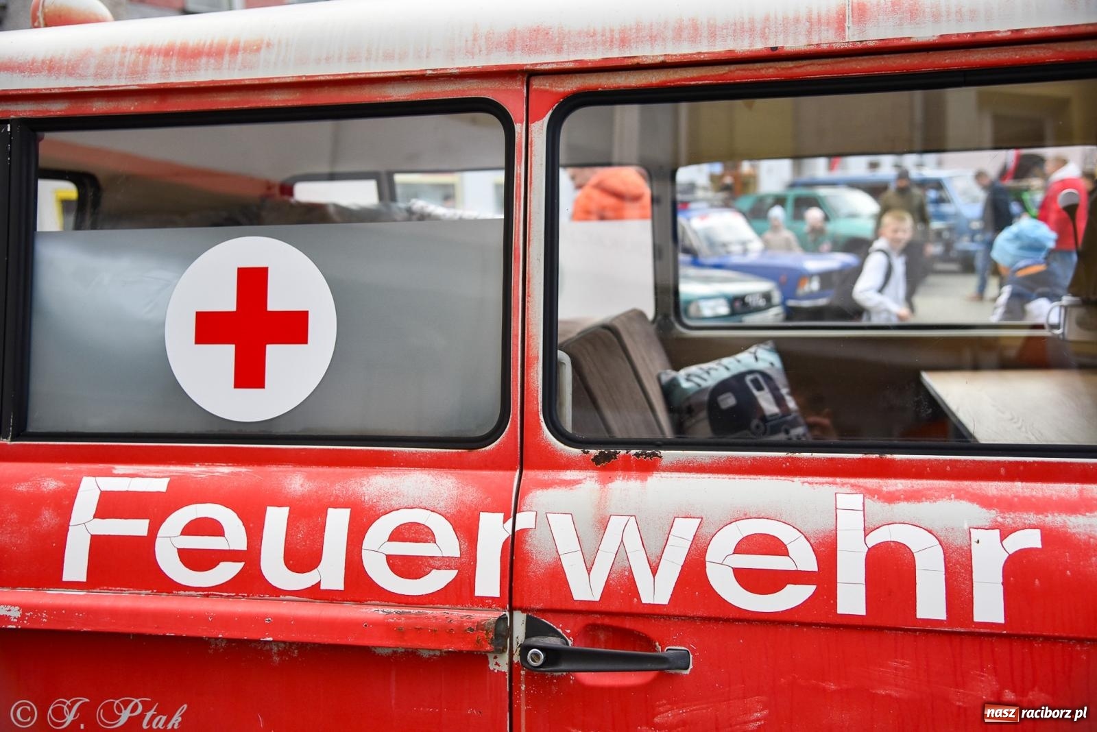 Zdjęcie w galerii na portalu naszraciborz.pl: Gwiazdy motoryzacji minionych dekad na raciborskim rynku [FOTO i WIDEO] wiadomości z regionu