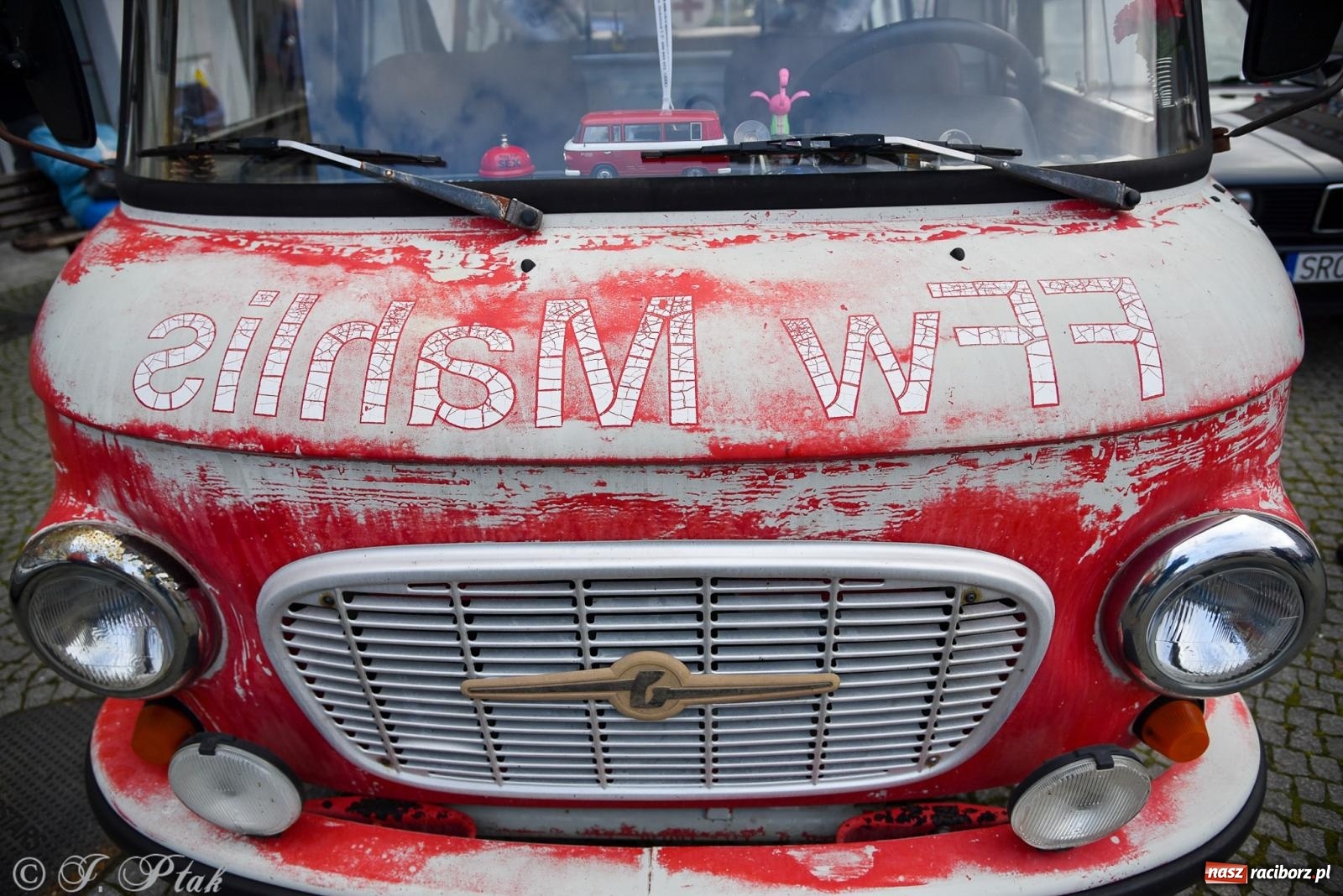 Zdjęcie w galerii na portalu naszraciborz.pl: Gwiazdy motoryzacji minionych dekad na raciborskim rynku [FOTO i WIDEO] wiadomości z regionu