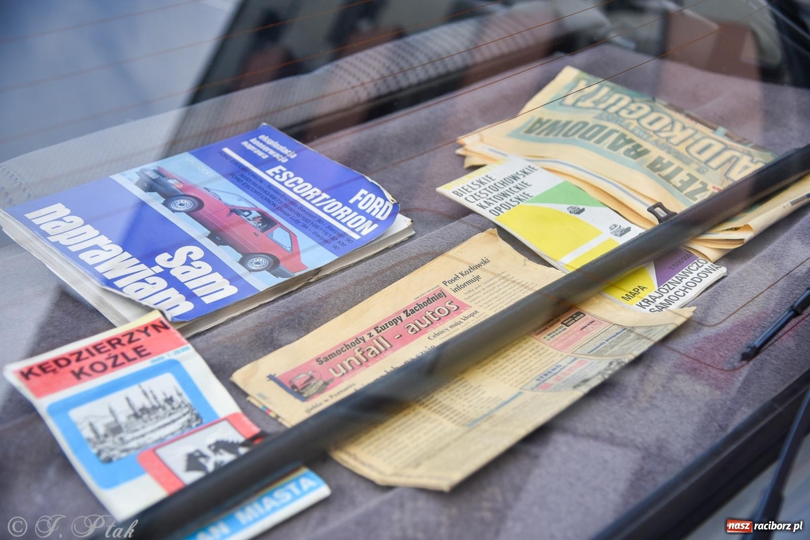 Zdjęcie w galerii na portalu naszraciborz.pl: Gwiazdy motoryzacji minionych dekad na raciborskim rynku [FOTO i WIDEO] wiadomości z regionu